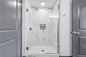 Regadera, bidet, toallas, jabón 