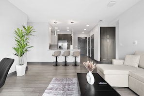 TV - Nashville Retreat w/ Pool, Gym, Rooftop Lounge (Nashville)