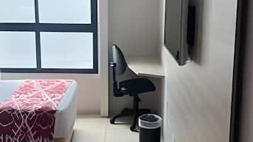 Escritorio, espacio para trabajar con laptop y wifi gratis