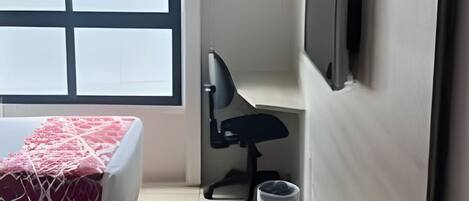 Standard Suite | Desk, laptop workspace, WiFi (free)