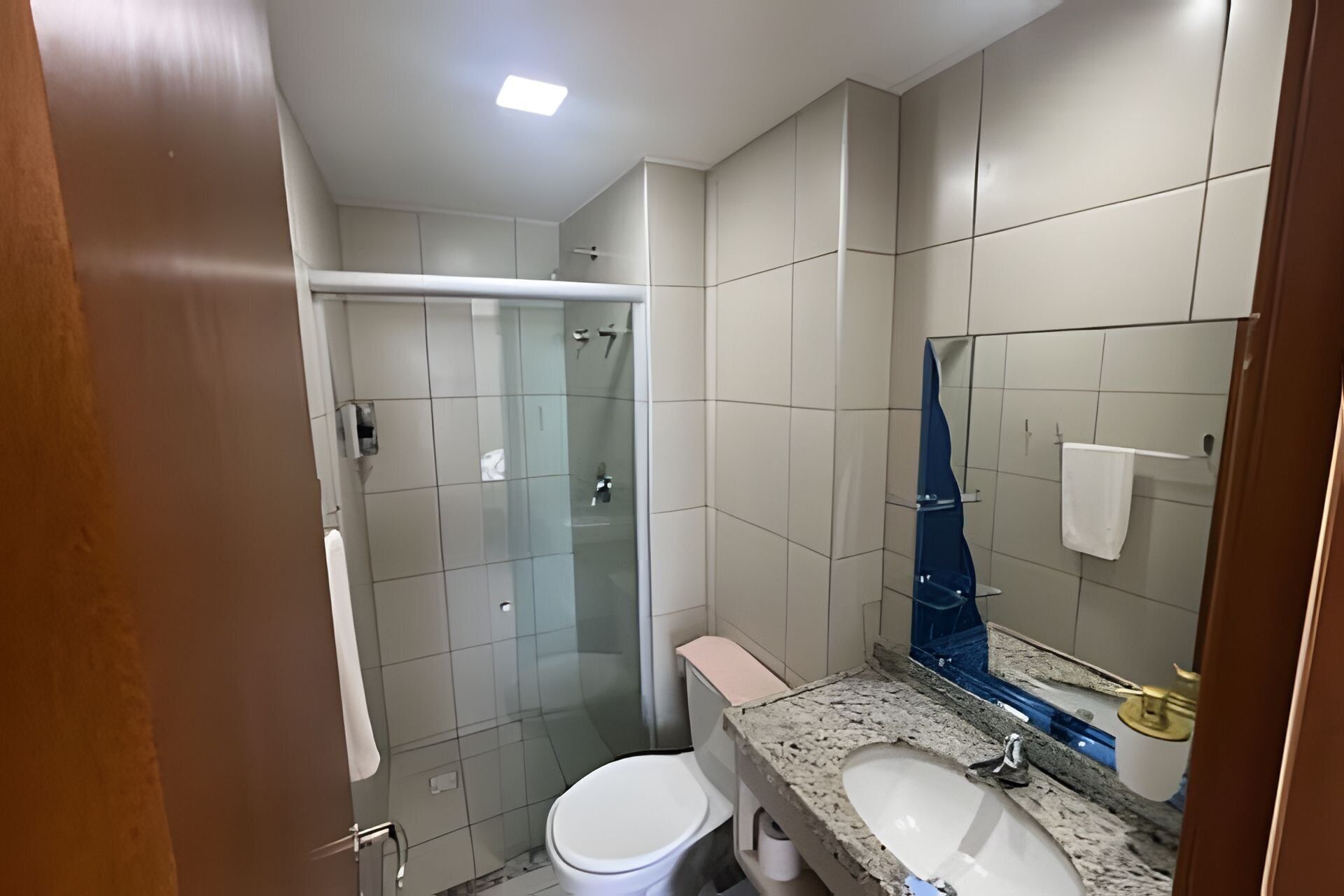 Ducha, secador de pelo, toallas, jabón