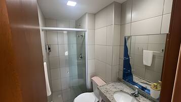 Ducha, secador de pelo, toallas, jabón