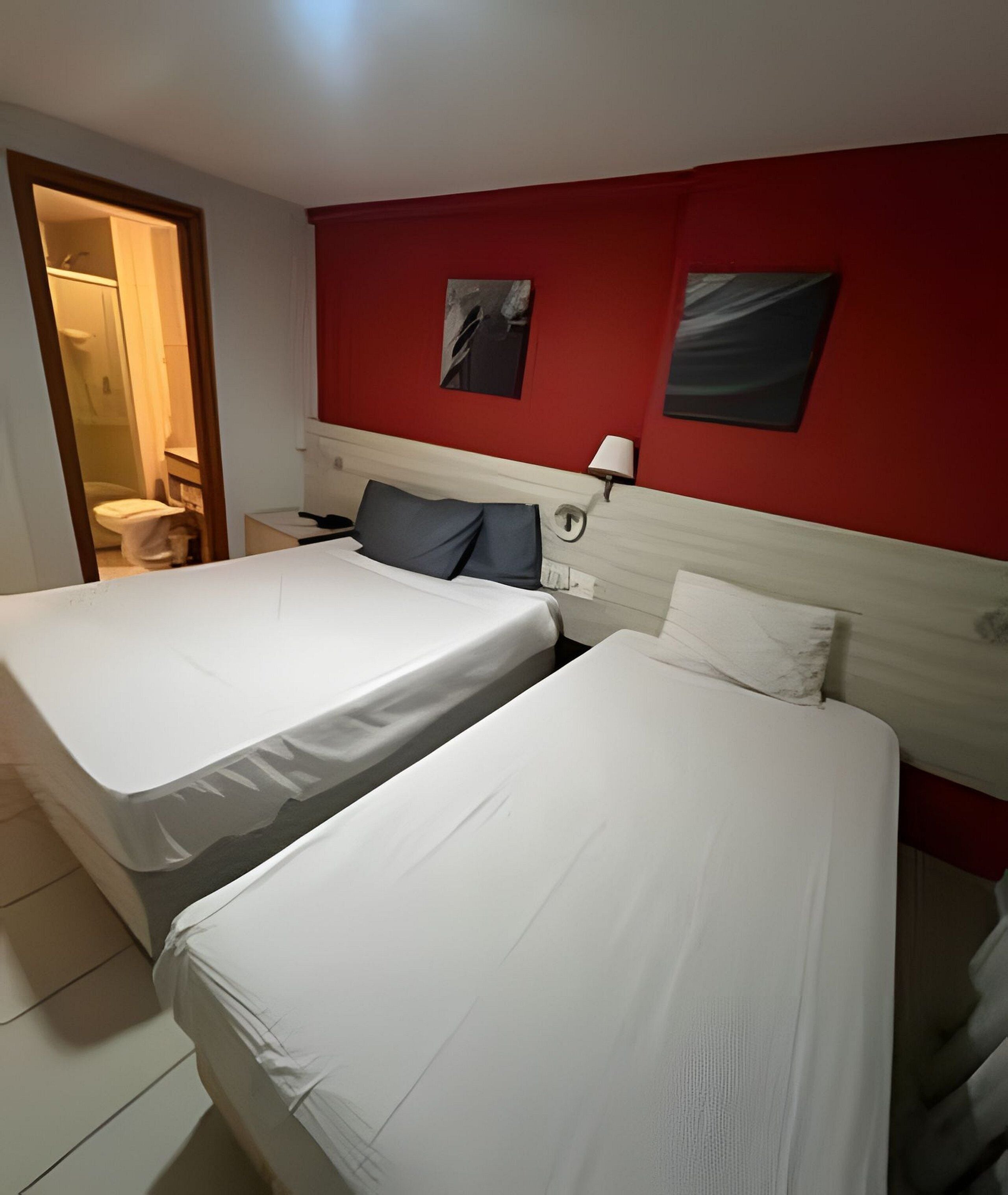 Standard Suite | Desk, laptop workspace, free WiFi