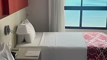 Escritorio, espacio para trabajar con laptop y wifi gratis