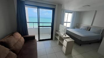 Escritorio, espacio para trabajar con laptop y wifi gratis