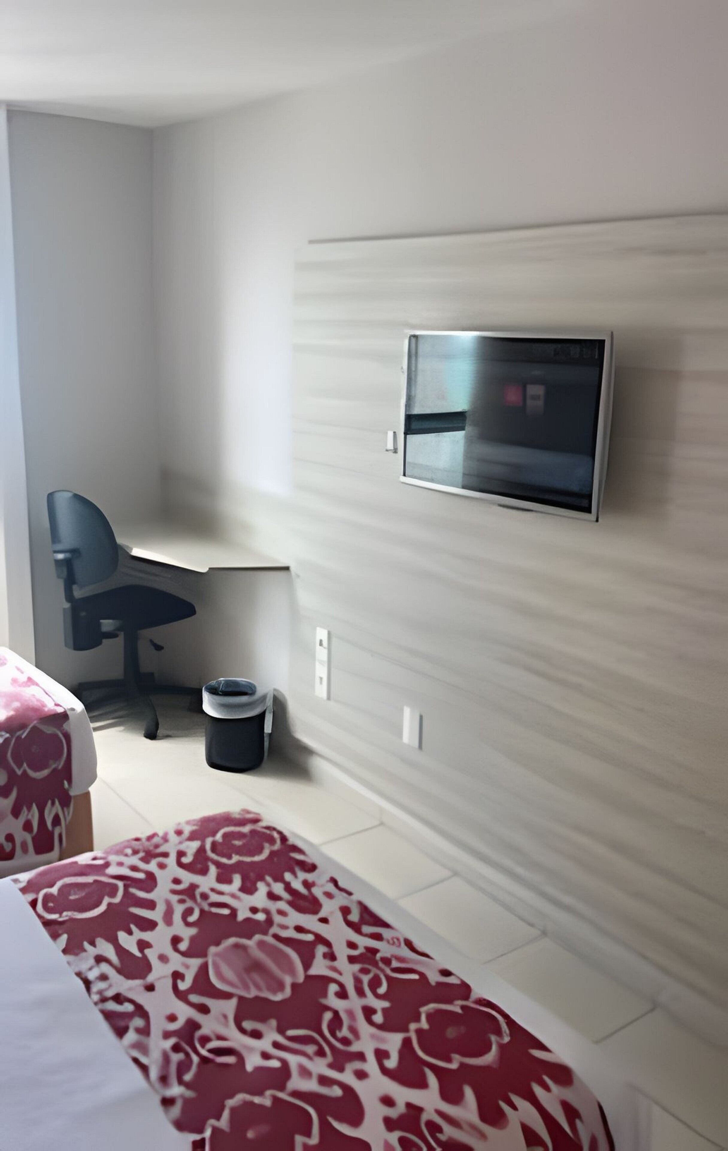 Escritorio, espacio para trabajar con laptop y wifi gratis 