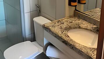 Suite estándar | Baño | Regadera, secadora de cabello, toallas, jabón