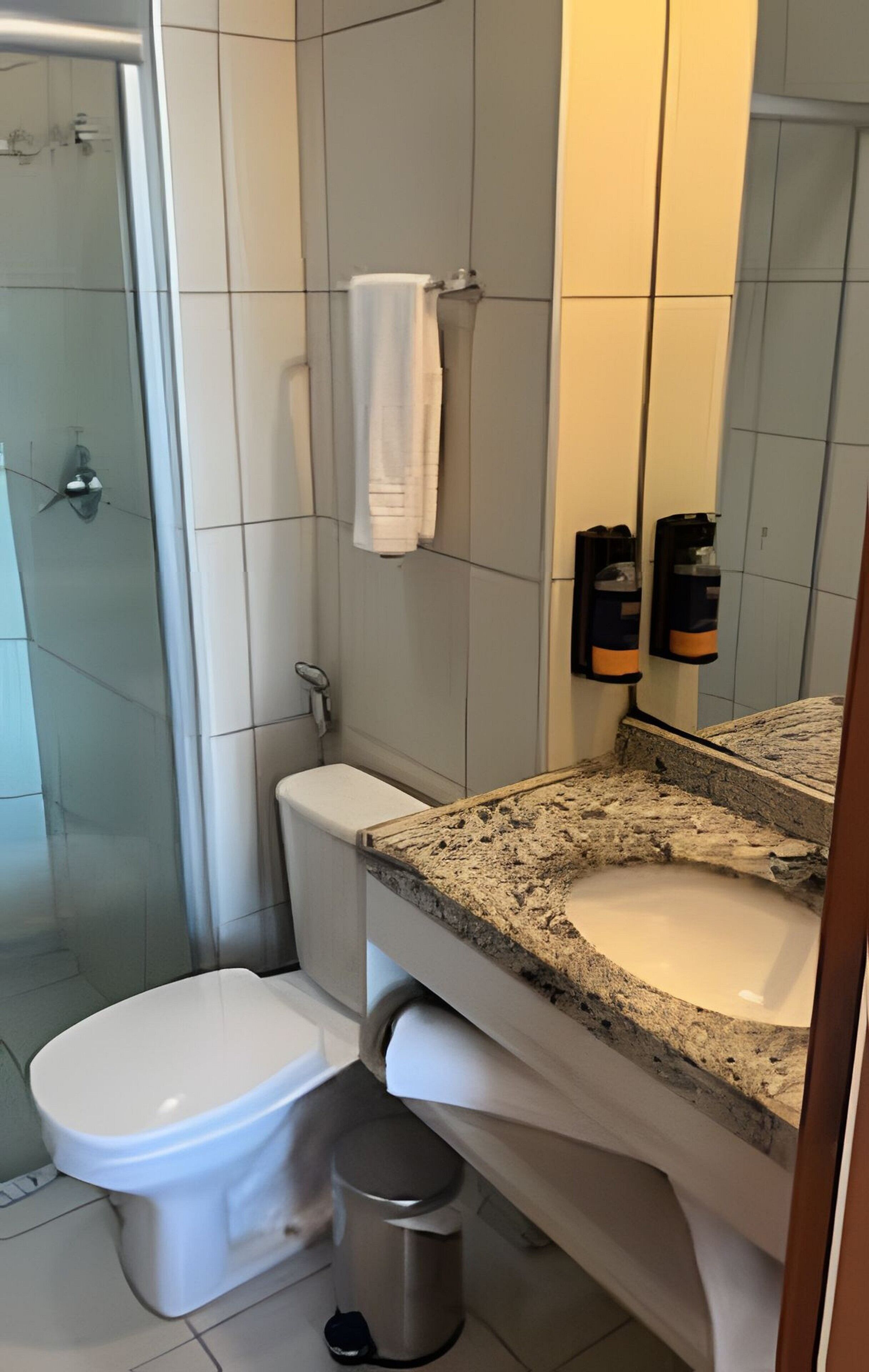 Quarto triplo standard | Banheiro | Chuveiro, secador de cabelo, toalhas de banho, sabonete