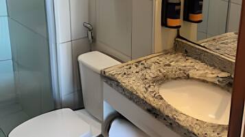Quarto triplo standard | Banheiro | Chuveiro, secador de cabelo, toalhas de banho, sabonete