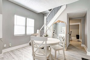 Dining - The Yellow Door – Cozy Indianapolis Retreat (Indianapolis)