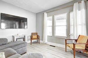 TV, offices - The Yellow Door – Cozy Indianapolis Retreat (Indianapolis)