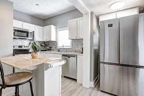 Fridge, microwave, oven, stovetop - The Yellow Door – Cozy Indianapolis Retreat (Indianapolis)