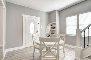 Dining - The Yellow Door – Cozy Indianapolis Retreat (Indianapolis)