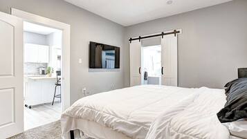 Desk, iron/ironing board, WiFi, bed sheets