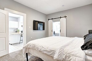 Desk, iron/ironing board, WiFi, bed sheets - The Yellow Door – Cozy Indianapolis Retreat (Indianapolis)