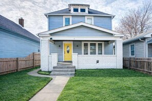 Exterior - The Yellow Door – Cozy Indianapolis Retreat (Indianapolis)