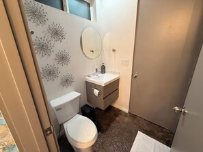 Douche, sèche-cheveux, serviettes fournies, savon