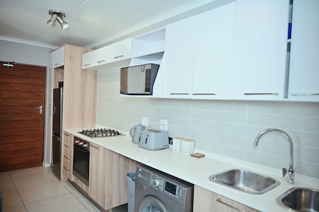 Private kitchen. CLOSE TO THE AIRPORT AND SANDTON CITY