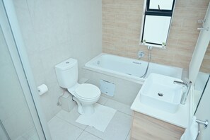 Jetted bath, towels, toilet paper - CLOSE TO THE AIRPORT AND SANDTON CITY (Lethabong)