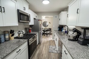 Fridge, microwave, oven, stovetop - Modern 4BR Near Downtown Omaha, Garage, W/D, Smart TV, Pet-Friendly, 1 Gbps (Omaha)