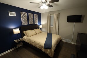 4 bedrooms, desk, iron/ironing board, free WiFi - Modern 4BR Near Downtown Omaha, Garage, W/D, Smart TV, Pet-Friendly, 1 Gbps (Omaha)