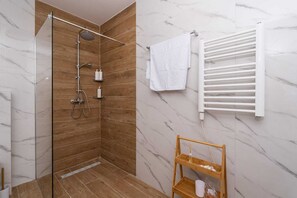Hair dryer, towels, soap, shampoo - Magic Sunsets & Family Comfort: Elegant Apartment near Dubrovnik (Orašac)