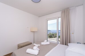2 bedrooms, iron/ironing board, travel cot, free WiFi - Magic Sunsets & Family Comfort: Elegant Apartment near Dubrovnik (Orašac)