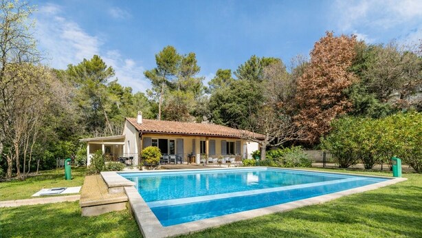 A house with a swimming pool, surrounded by trees and a well-maintained lawn. - Villa La Bulle - Piscine Privée (Grambois)