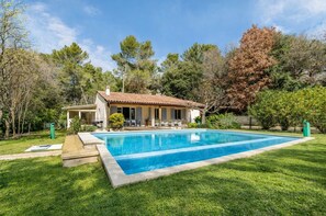 A house with a swimming pool, surrounded by trees and a well-maintained lawn. - Villa La Bulle - Piscine Privée (Grambois)