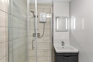 مجففات شعر، مناشف، صابون، ورق حمّام