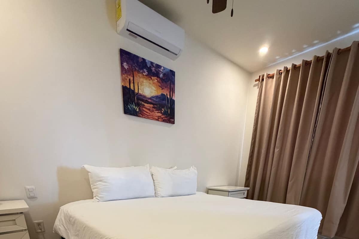 Condo tiện nghi đơn giản, 1 phòng ngủ, bếp, quang cảnh sân vườn | Két bảo mật tại phòng, màn/rèm cản sáng, phòng cách âm