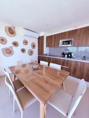 奢華公寓客房, 2 間臥室, 私人浴室, 海灘景觀 | 用餐區