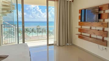 Luksuskattohuoneisto, 2 makuuhuonetta, keittiö, rantanÀköala | Tallelokero huoneessa, pimennysverhot, ÀÀnieristys, ilmainen Wi-Fi