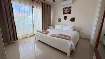 Departamento Deluxe, 2 habitaciones, cocina, vista a la ciudad | Caja de seguridad en la habitación, cortinas blackout y insonorización