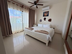 Deluxe Apartment, 2 Bedrooms, Kitchen, City View | Peti besi dalam bilik, langsir/tirai gelap terus, kalis bunyi 
