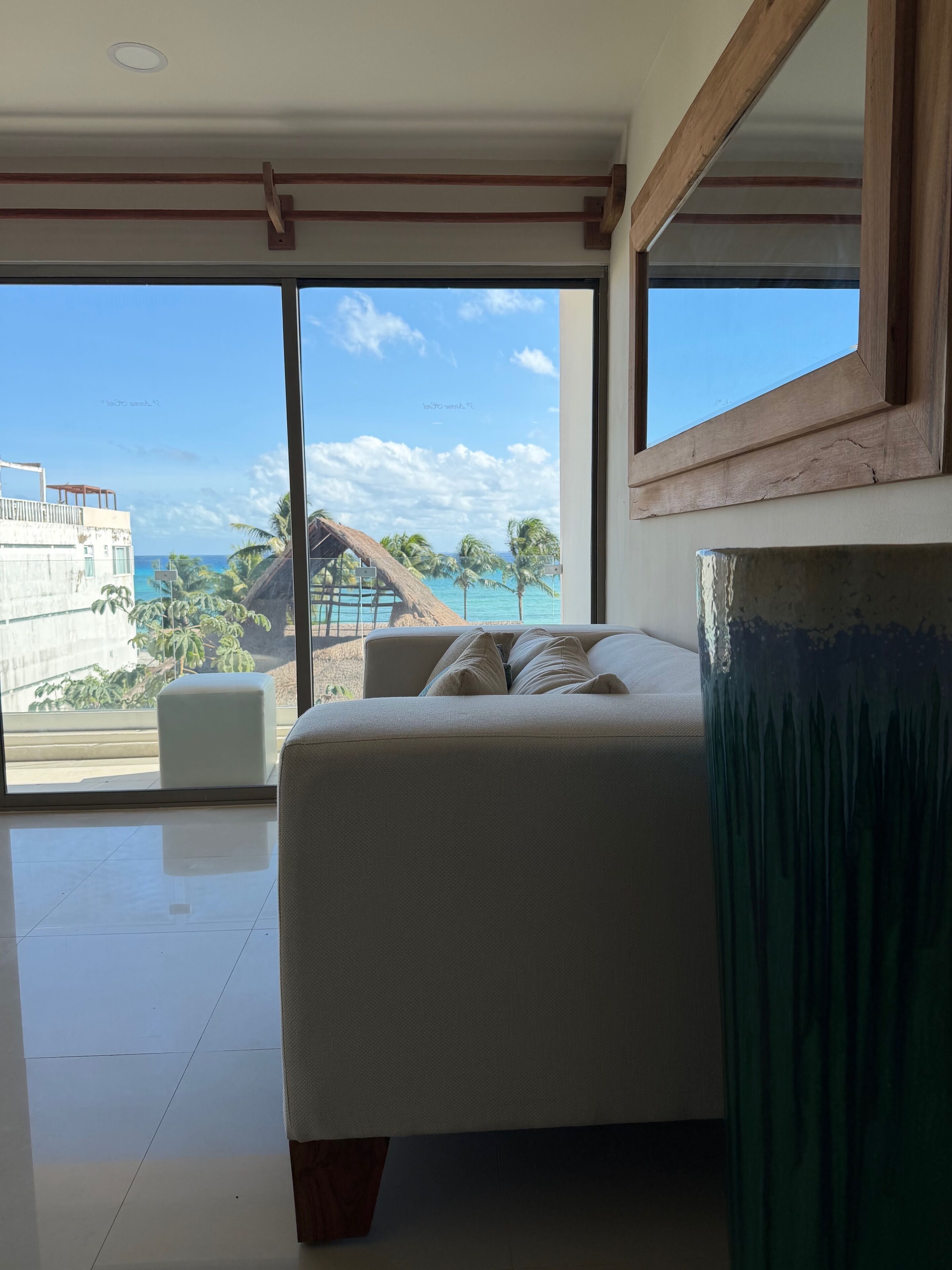 Appart'hôtel Luxe, 2 chambres, service de ménage, vue plage | Coin séjour | Jouets