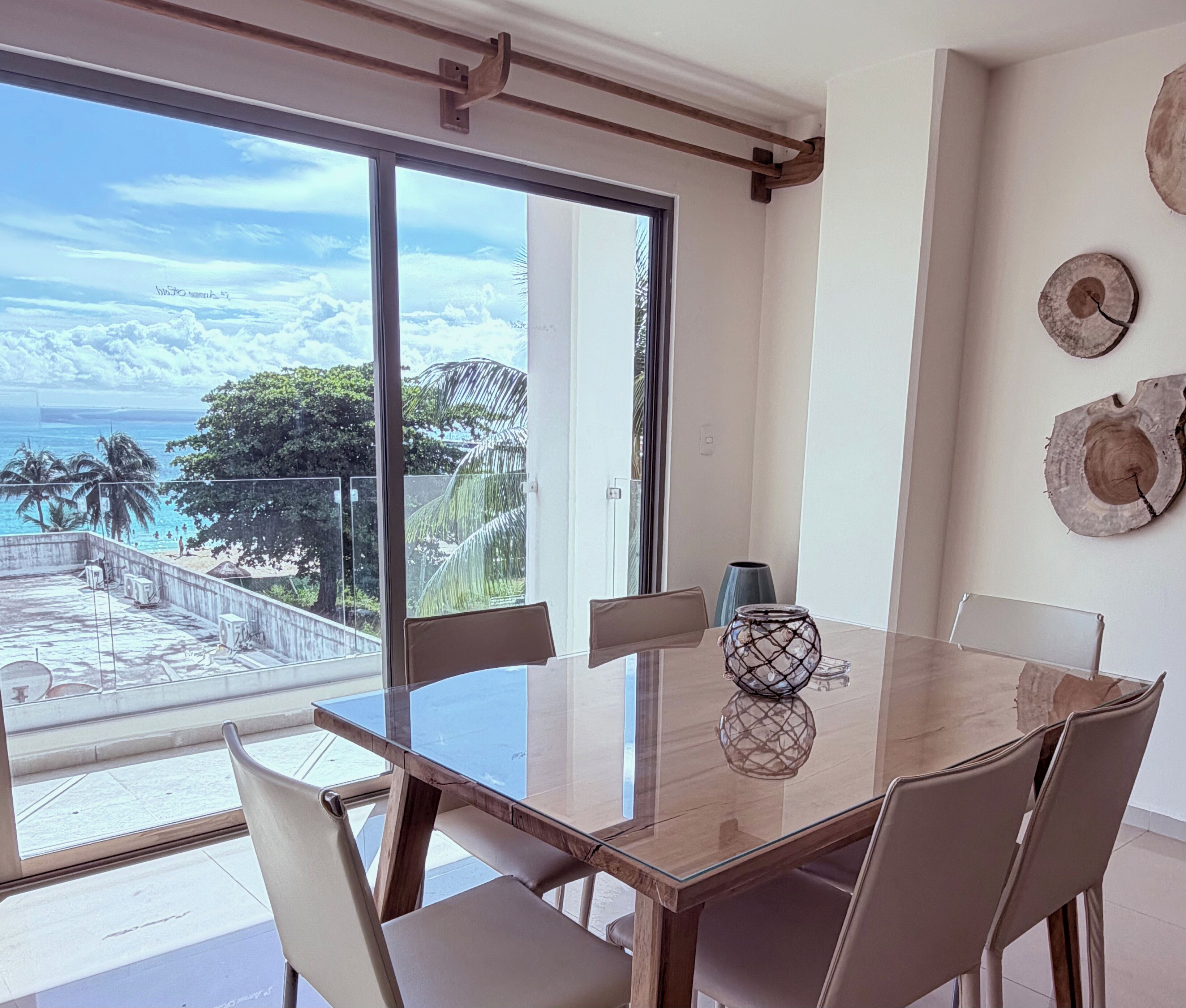 ラグジュアリー コンドミニアム 2 ベッドルーム 専用バスルーム ビーチビュー | レストラン