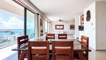 Penthouse de lujo, 2 habitaciones, cocina, vista a la playa | Área de sala de estar | Juguetes