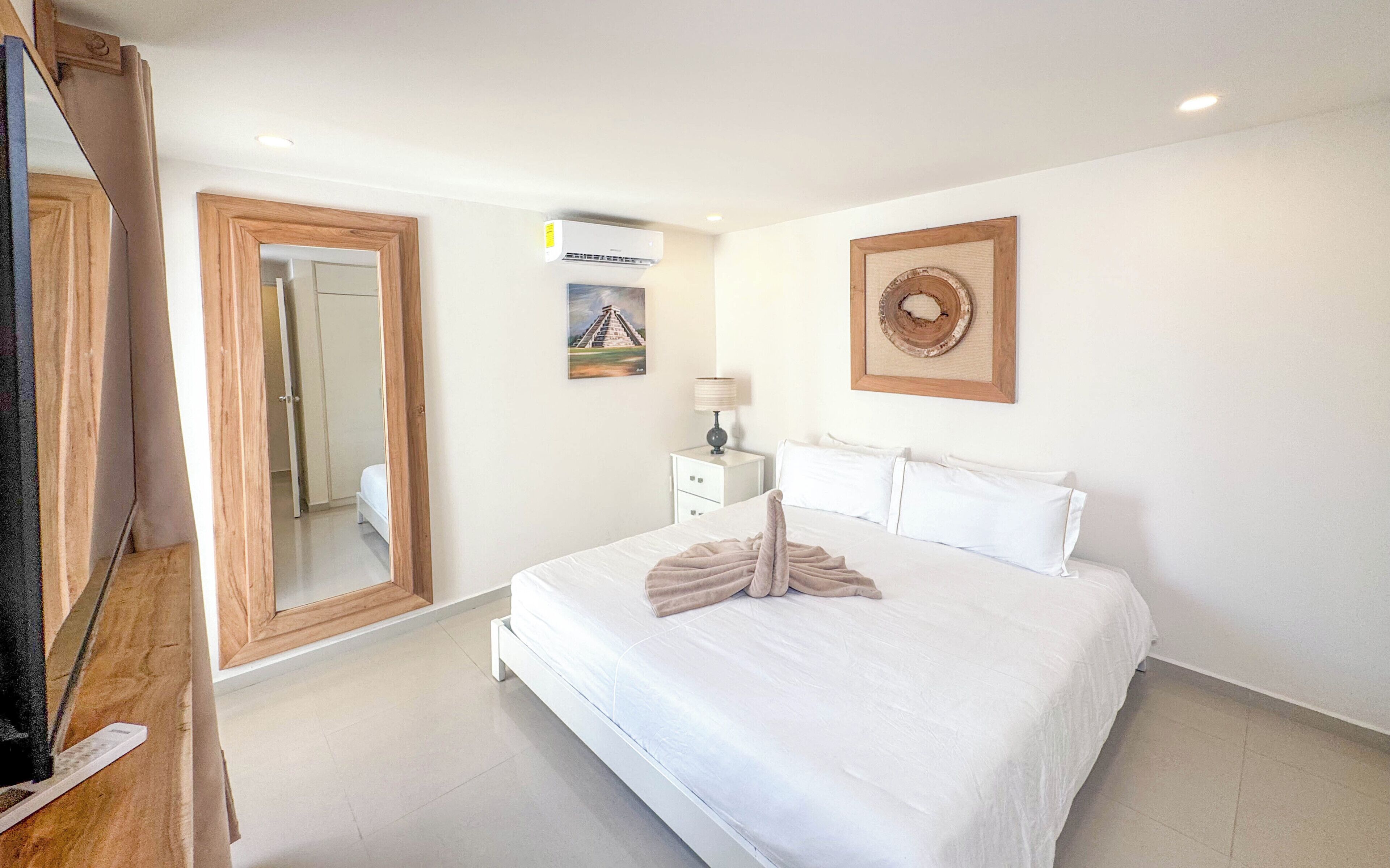 Luxury Condo, 2 Bedrooms, Private Bathroom, Beach View | Peti besi dalam bilik, langsir/tirai gelap terus, kalis bunyi 