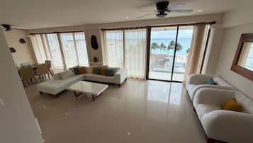 Luxury-Penthouse, 2 Schlafzimmer, Küche, Strandblick | Wohnbereich