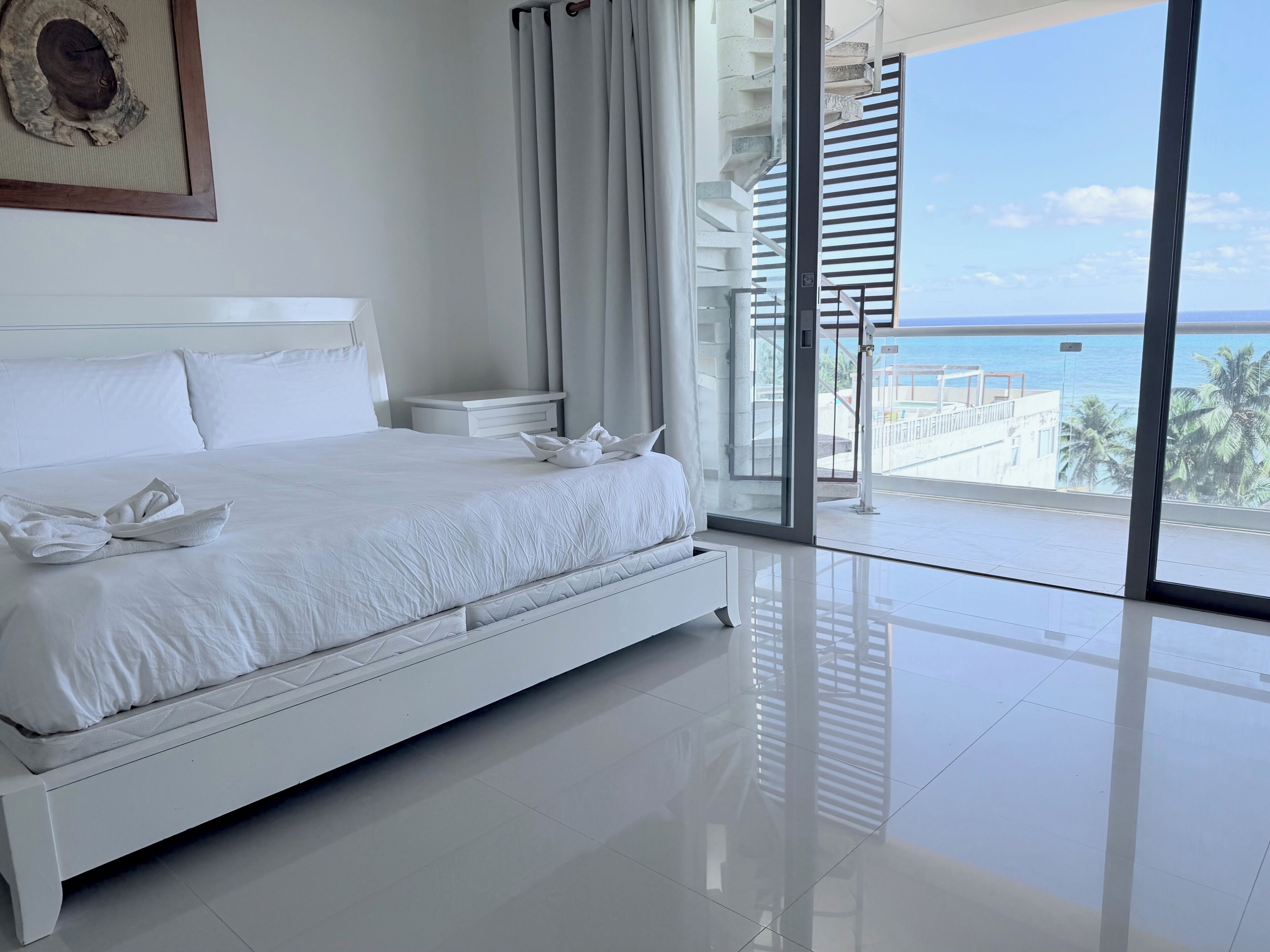 Penthouse Luxe, 2 chambres, cuisine, vue plage | Coffres-forts dans les chambres, rideaux occultants