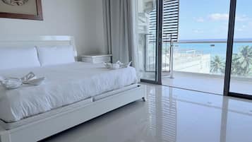 Penthouse Luxe, 2 chambres, cuisine, vue plage | Coffres-forts dans les chambres, rideaux occultants