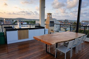 Outdoor dining - Moana Meerflat with rooftop pool in the center of Porto de Galinhas. (Ipojuca)