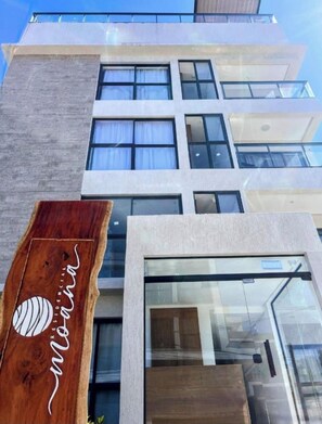 Exterior detail - Moana Meerflat with rooftop pool in the center of Porto de Galinhas. (Ipojuca)