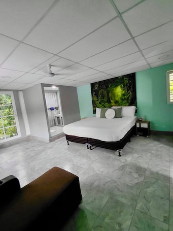 3 bedrooms, free WiFi, bed sheets. 3-bedroom house with AC in lovely Morales,only 30 minutes from Rio Dulce