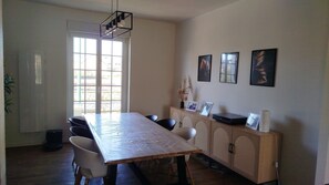 Dining - Family home close to the sea and shops (Saint-Pol-de-Léon)