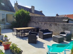 Outdoor dining - Family home close to the sea and shops (Saint-Pol-de-Léon)