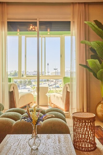 High-End Large 4BR With Parking Central & Secure