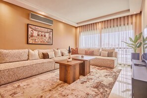 TV - Large 3BR Apartment | Prime Socrate Location (Casablanca)