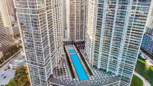 Un edifici de grattacels amb una piscina central envoltada de balcons.